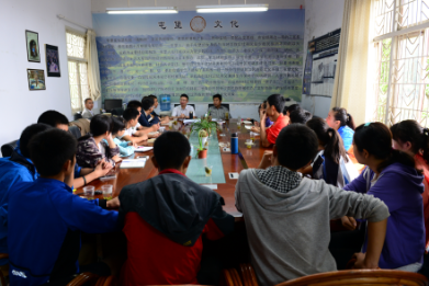 吕燕平、张定贵两位老师耐心讲解屯堡文化